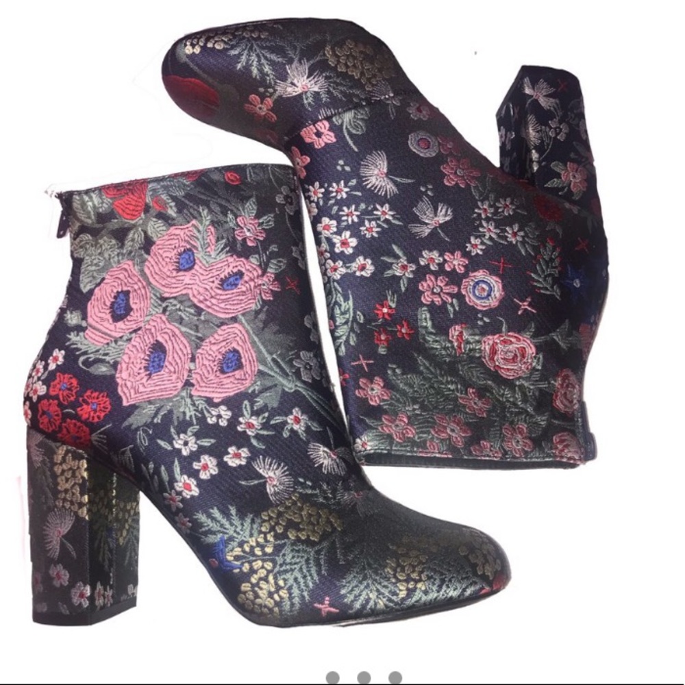 FLORAL PRINT BOOTIES